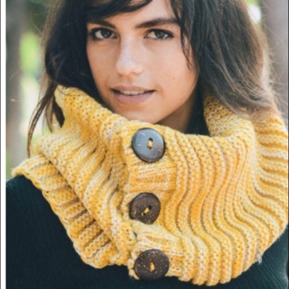 Accessories - ✨SALE!✨5⭐️NEW! CHIC KNIT INFINITY BUTTON SCARF